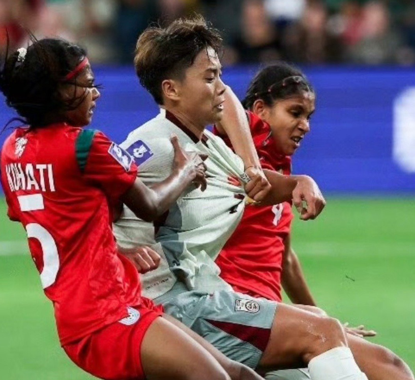 开云下载-亚足联尴尬！王霜进球被吹细节曝光，主裁判太业余