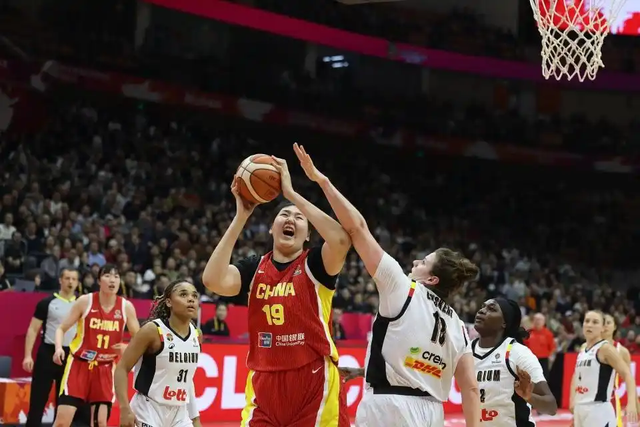 张子宇两双孤掌难鸣，宫鲁鸣率中国女篮惨败比利时，李梦赢了