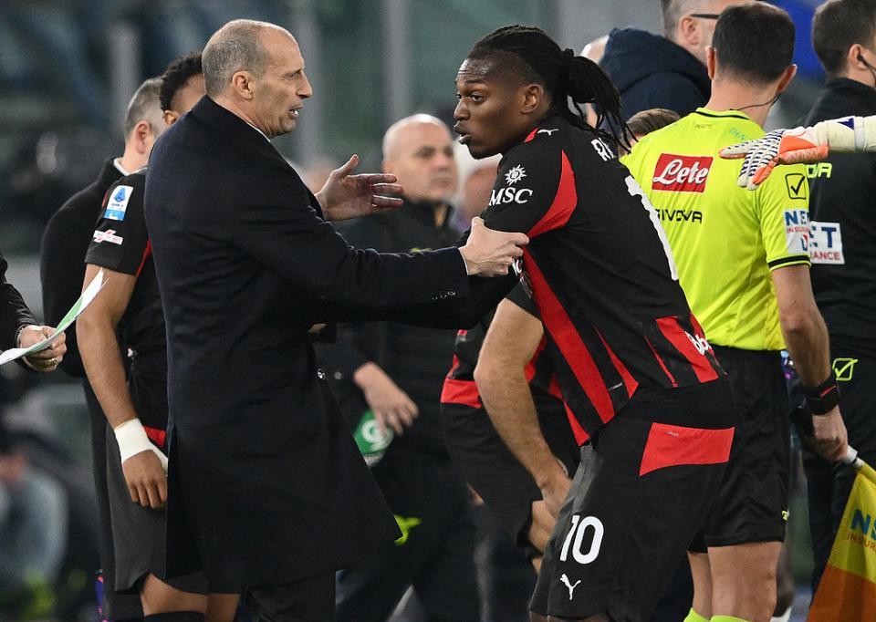 开云官网-米兰输球夜内讧 7000万巨星不满被换下 拒主帅拥抱 愤怒推开+抱怨